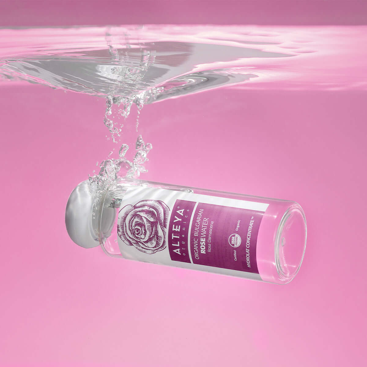 Sein Aroma schafft eine Atmosphäre der Harmonie und Wärme Hergestellt unter Verwendung der proprietären Hydrolatkonzentratdestillationstechnik von Alteya, die Folgendes bietet: Reichere Zusammensetzung der essentiellen Mikroelemente Vollständige Konzentration hydrophiler aromatischer Bestandteile Mit der echten Duftkomplexität und dem therapeutischen Wert der Rosa Damascena Pflanze.