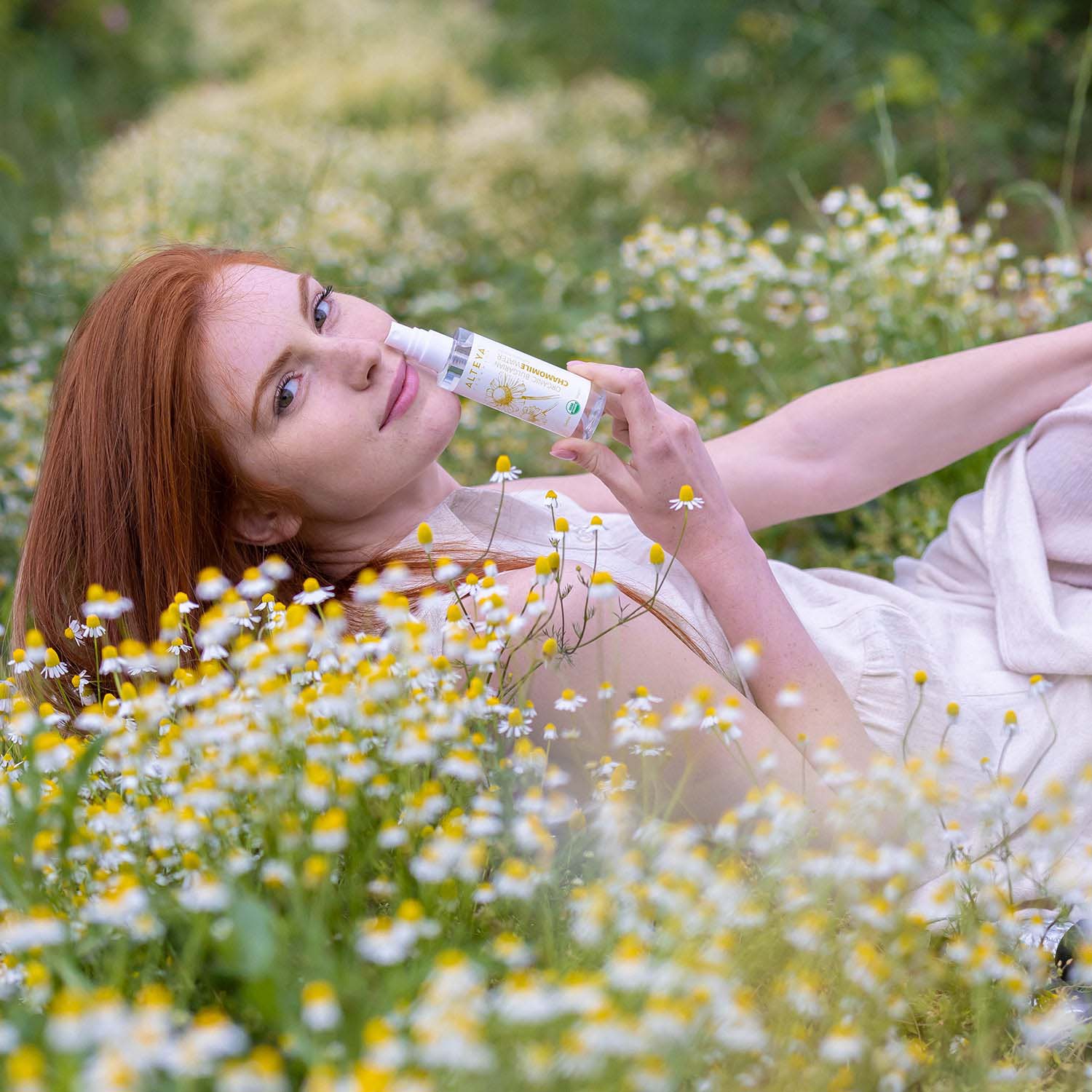 Der sanfte Blütenspray spendet trockener, lebloser Haut Feuchtigkeit, gleicht sie aus und verleiht ein gesundes Strahlen. Es wirkt entspannend, beruhigt die Haut und beugt Feuchtigkeitsverlust vor. Dieses sanfte Blütenwasser strafft die Haut, macht sie samtweich und geschmeidig und sorgt dafür, dass der strahlende Glanz blonder Haare erhalten bleibt. Besonders geeignet für: trockene, stumpfe Haut, Hautirritationen, Rötungen, zum Make-up-Entfernen