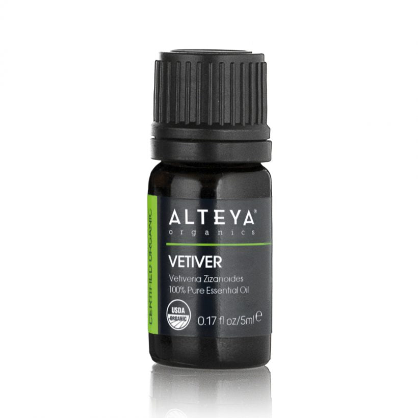 Vetiver ist ein hohes, mehrjähriges Unkraut, das typischerweise in Indien, Sri Lanka und Indonesien wächst. Die Pflanze hat ein schwammiges und dichtes Wurzelsystem, und es sind die Wurzeln und Wurzeln, aus denen das ätherische Vetiveröl gewonnen wird. Es hat ein anfänglich sauberes, erdiges Aroma, das später mit leichten Rauchnoten tiefer wird. Es hat eine reiche Zusammensetzung, die sein Aroma tief und komplex macht, mit hervorragenden fixierenden Eigenschaften. 