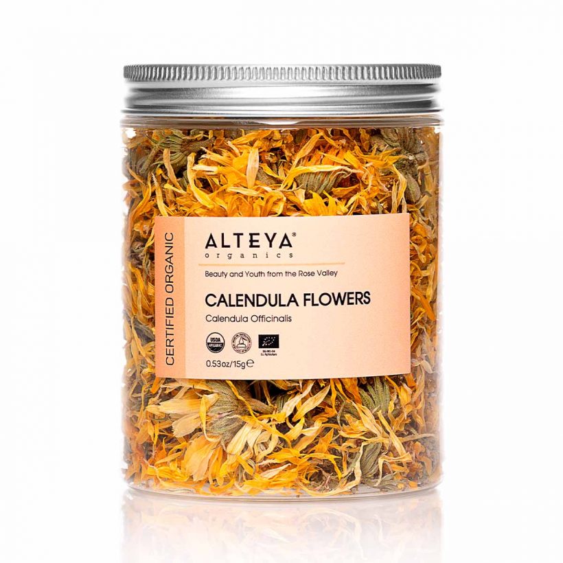 Die leuchtend orangefarbenen und gelben Blüten von Calendula officinalis sind nicht nur schön, sondern fördern auch das Wohlbefinden. Unsere Calendula-Blüten werden von einem Bio-Feld in Bulgarien gepflückt und tragen die Synergie aus sauberer Luft und Bergregen. 