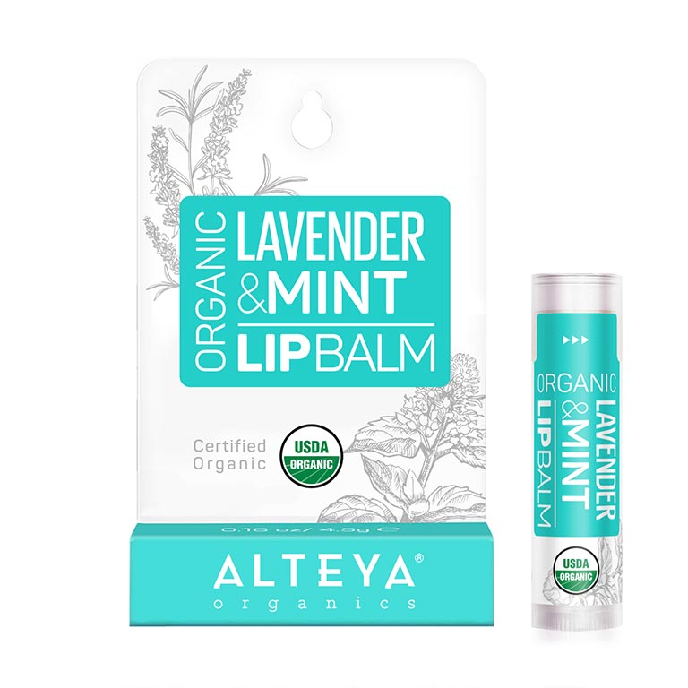 Alteya’s Lavender Mint Lip Balm pflegt und befeuchtet empfindliche Haut, um die Elastizität und Geschmeidigkeit der Lippen zu erhöhen. Es kann helfen, die schädlichen Auswirkungen von Schnee, Sonne und Wind zu reduzieren. Die reichhaltige botanische Mischung bietet die nötige Linderung für rissige, trockene Lippen.