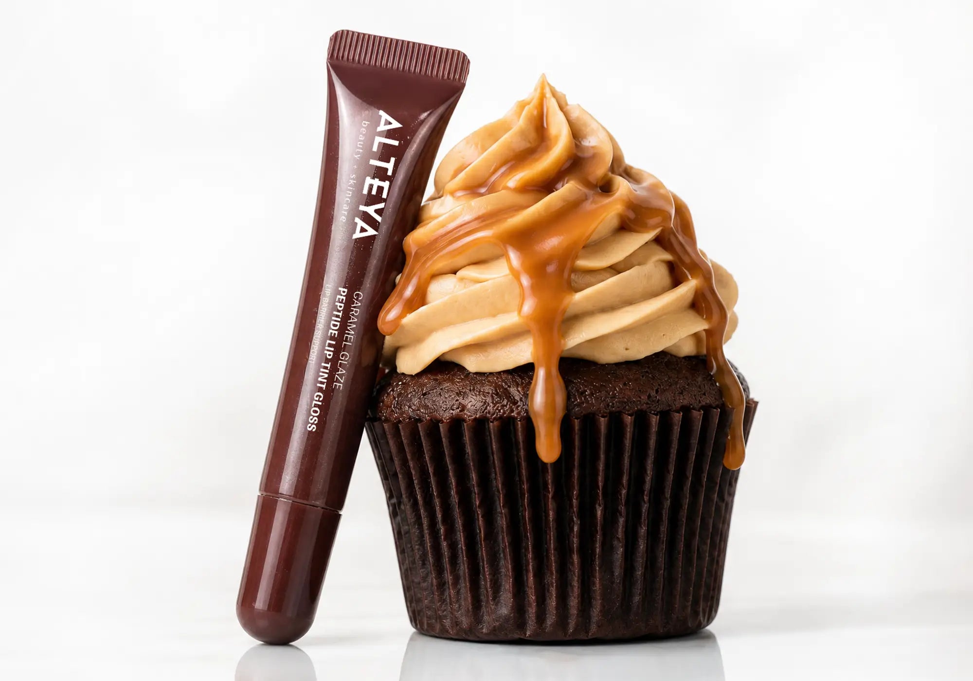 Lipgloss Caramel Glaze neben Muffin