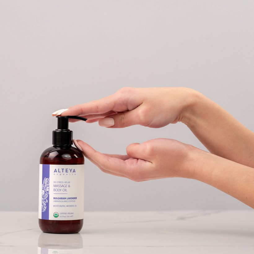 Die beruhigende Mischung aus zertifiziertem Bio-Lavendelöl, das auf unserem Bauernhof angebaut wird, und sinnlichem Ylang-Ylang beruhigt den Geist für einen Moment der totalen Entspannung und Balance. Es schmilzt Anspannung und Stress weg und fördert einen ruhigen Schlaf.